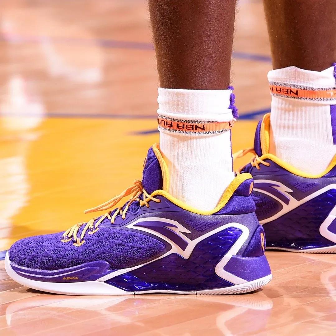 nba球员上脚安踏,nba球员上脚球鞋欧文4绿橙粉