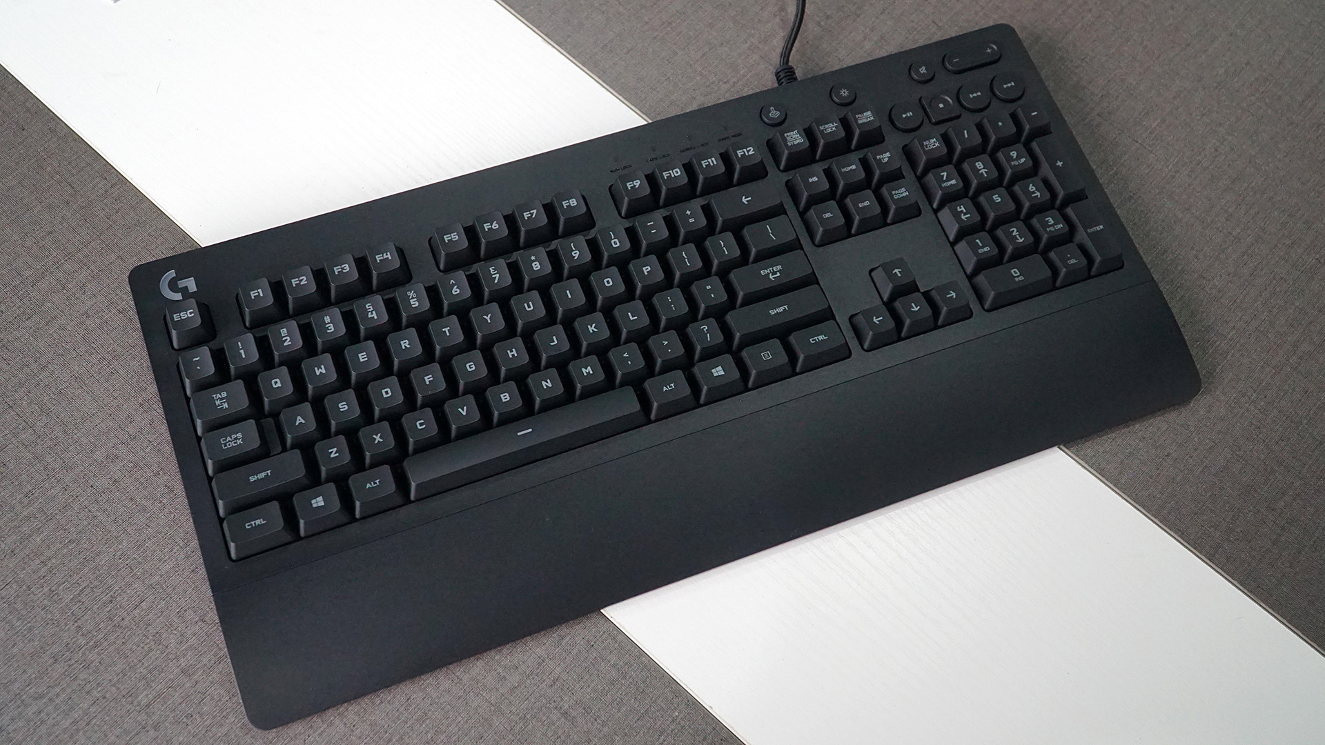 罗技g213键盘好用吗,罗技g213键盘玩游戏灯光不亮