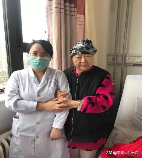 精神矍铄的网红“娃娃奶奶”发生了什么?竟然住进了ICU……