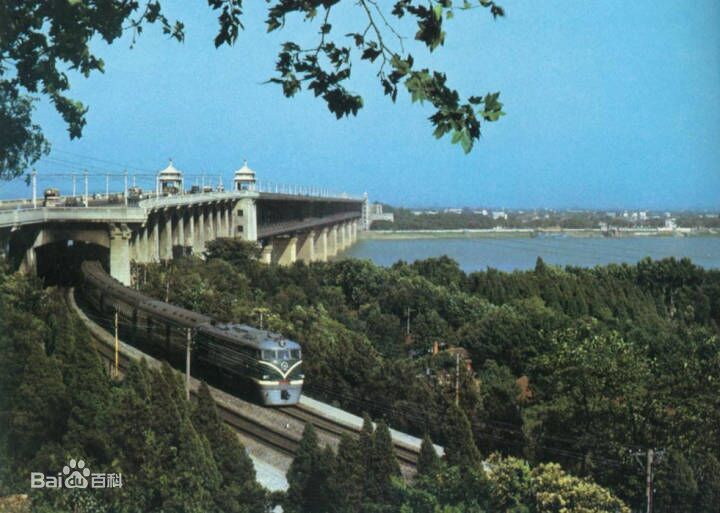 东风4型内燃机车进化史,中国东风内燃机车历史