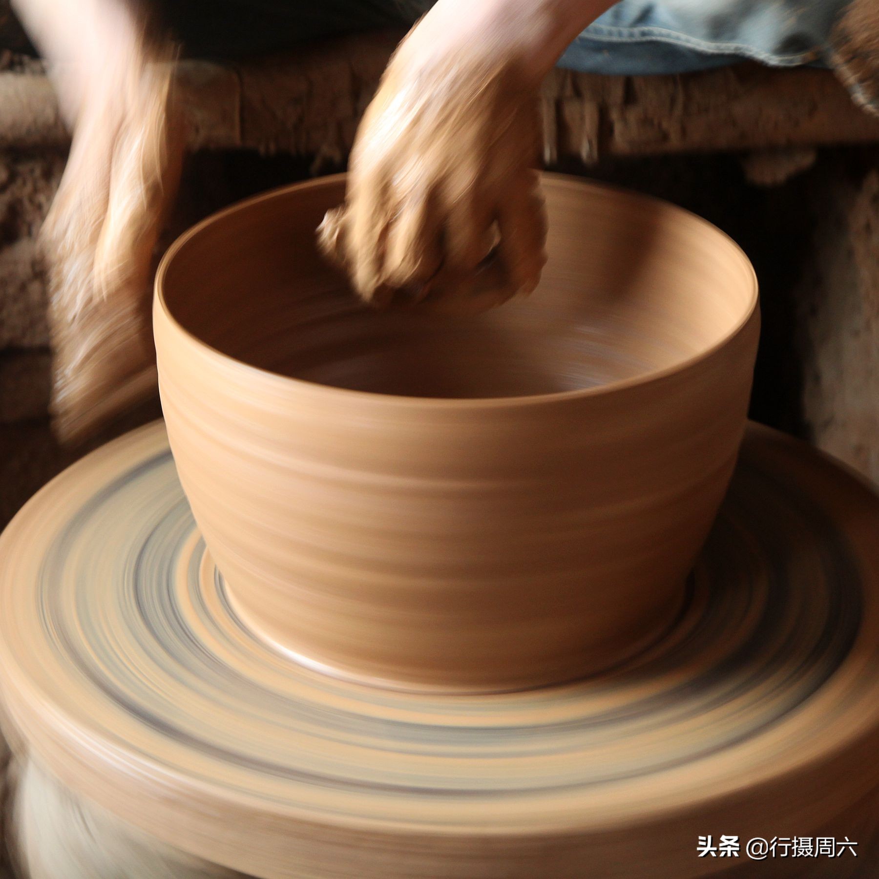 小伙深山隐居烧制陶罐,河南大山陶罐