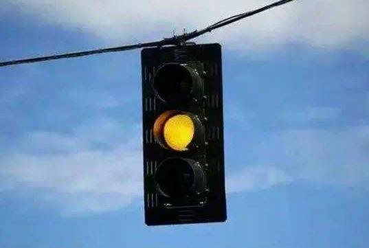 开车过无红绿灯的路口怎么操作,红绿灯路口如何正确行驶