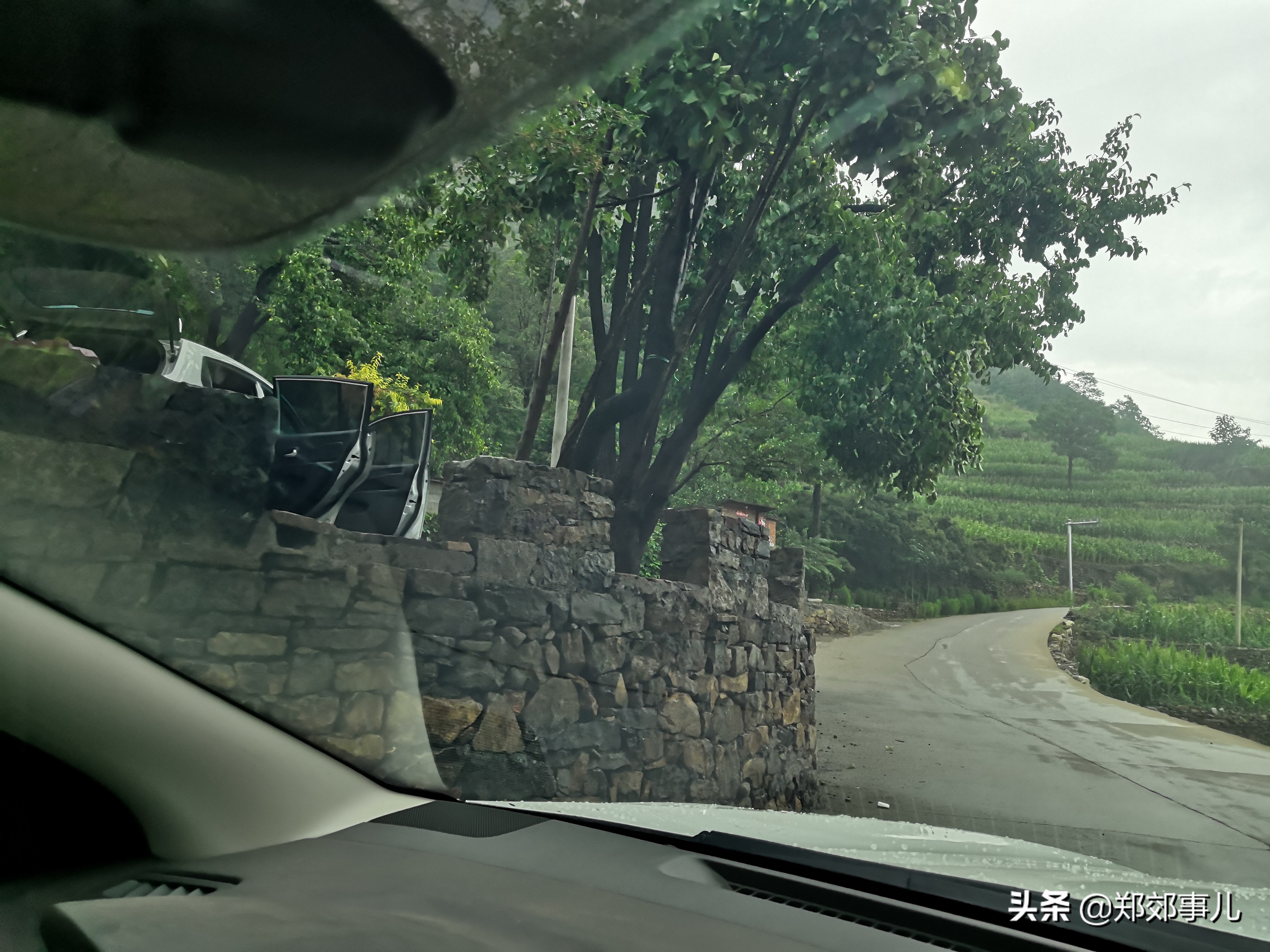 途径林州冰冰背，30元门票，还要出钱租大衣，出来人说就一洞别去