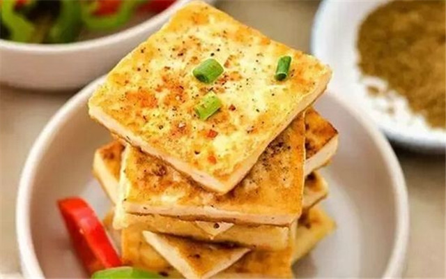 煎豆腐时下油锅多1步豆腐不粘锅,豆腐的做法简单又好吃煎豆腐