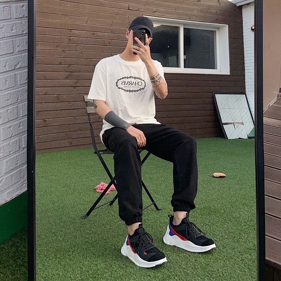 还在穿阔腿裤的你可能不知道，时髦精都悄悄穿起了束脚裤和背带裤