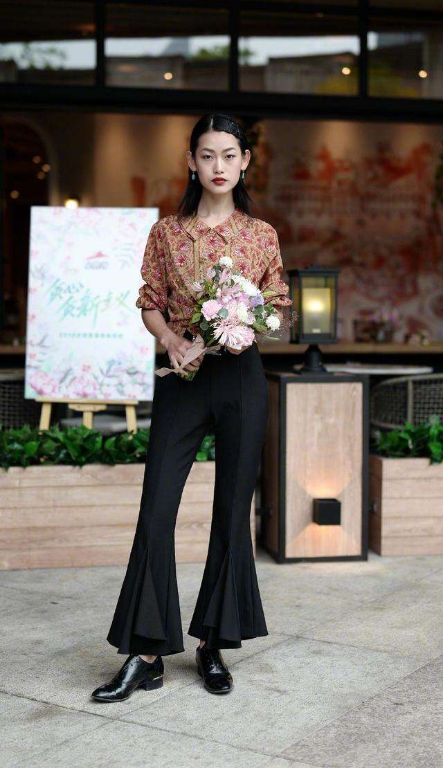 阔腿裤和喇叭裤哪个更时尚 (阔腿裤垂直感开叉喇叭裤)