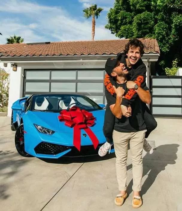 最甜分手看哭3千万人，转头与75岁基友妈妈结婚，“我是你爹”