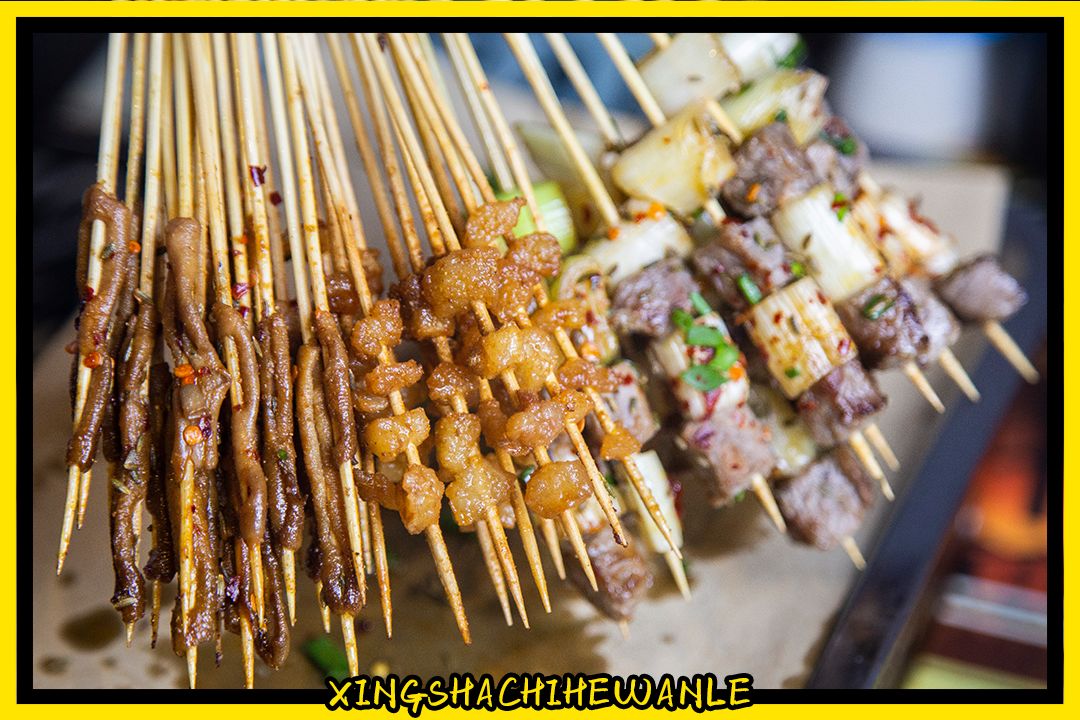 人生一串,烟火江湖!这家铁板烧烤店用串串翻起儿时回忆