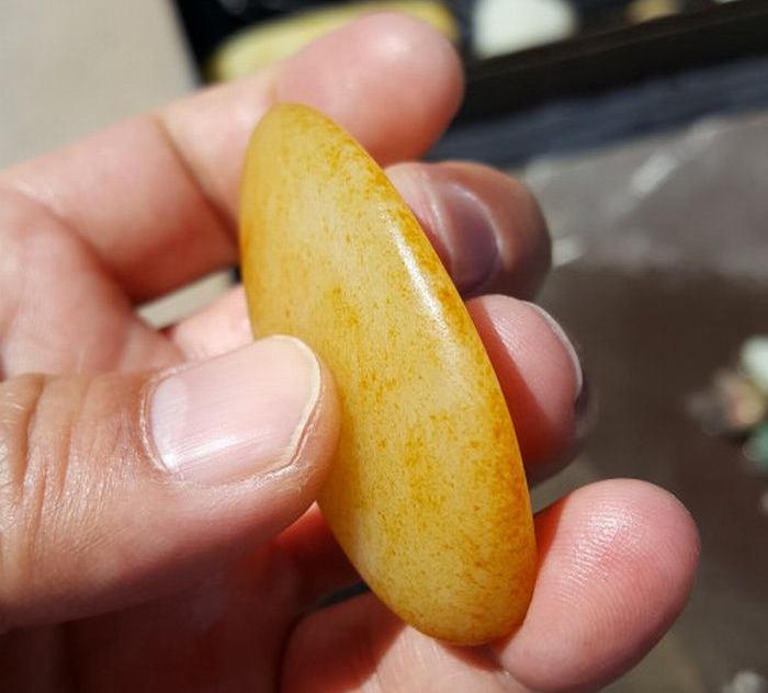 新疆和田玉籽料滚筒染色,染色和田玉籽料皮色特点