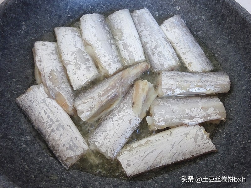 用老北京的烹饪方法做酥焖带鱼,焖带鱼怎么焖没有腥味儿