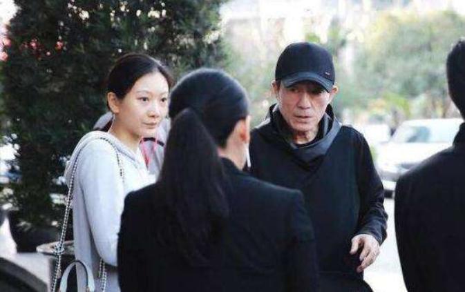 她生在棚户区，19嫁50岁张艺谋连生3子，今38岁贵气十足超巩俐