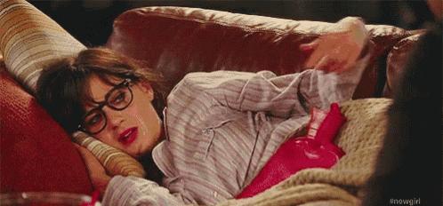 痛经男朋友只会说多喝热水怎么办,喝热水和喝红糖水哪个能缓解痛经