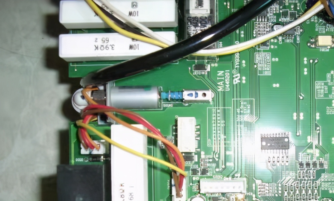 ASTRU-E500ZNE147控制箱不工作及主控板与电源板的检测与修理一例