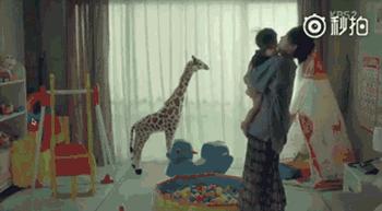 谢娜坐椅子摔倒吓坏众人,谢娜意外摔下山