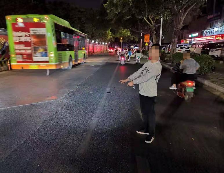 公交车超车道停车被撞,客车追尾公交车警方介入