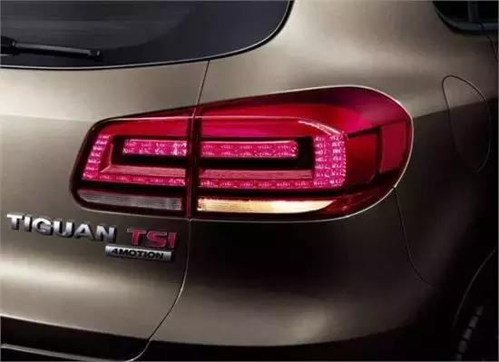 淄博花落满地：撩妹必备技能，带你了解汽车尾部字母含义