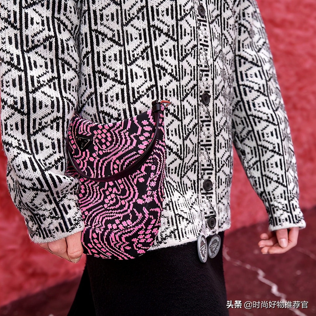 prada绗缝尼龙男士包,prada徽标印花帆布包