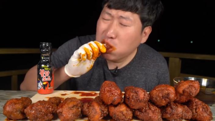 大胃王吃100个炸鸡腿,大胃王吃炸鸡腿视频