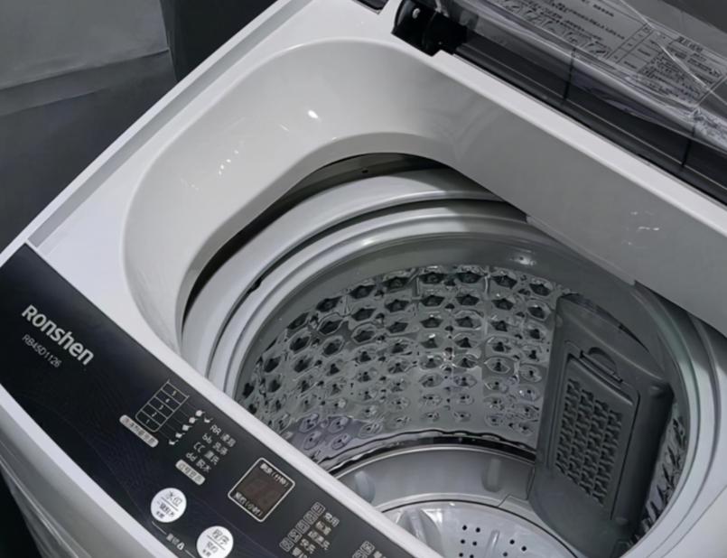 洗衣机打开一直放水是怎么回事,洗衣机开着一直闪是什么问题