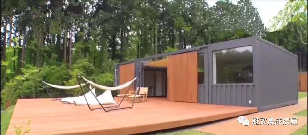 在富士山下的预制模块化露营酒店里,欣赏日本最高山峰的美景