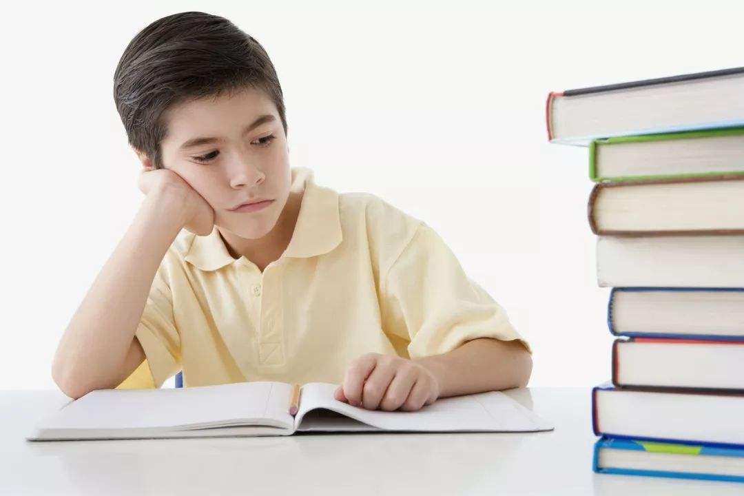 写作业就犯困的小男孩怎么治愈,写作业拖拉磨叽厌学是心理问题吗