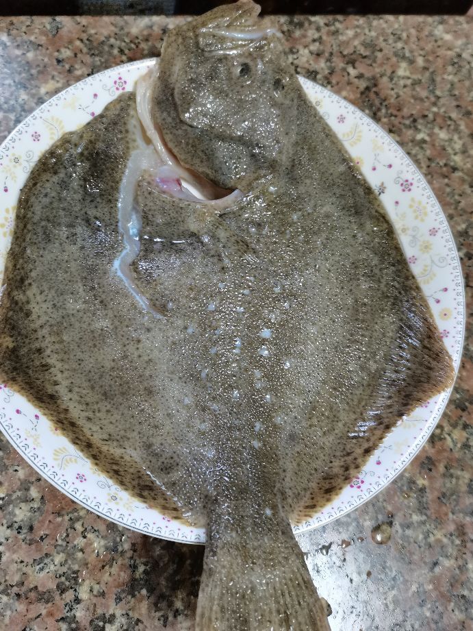 清蒸多宝鱼的正确方法,清蒸多宝鱼先放酱油还是先淋热油