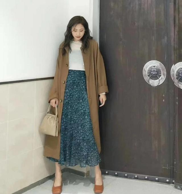 中长款风衣搭什么鞋好看,新款奶奶装秋装风衣