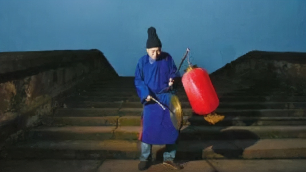 古代打更人是不是每个时辰都会打,古代打更的人什么时候打更