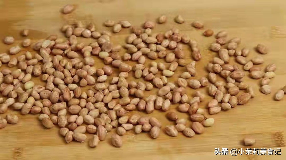 炸花生米是凉了放盐还是趁热放盐,炸花生米放凉了还不脆