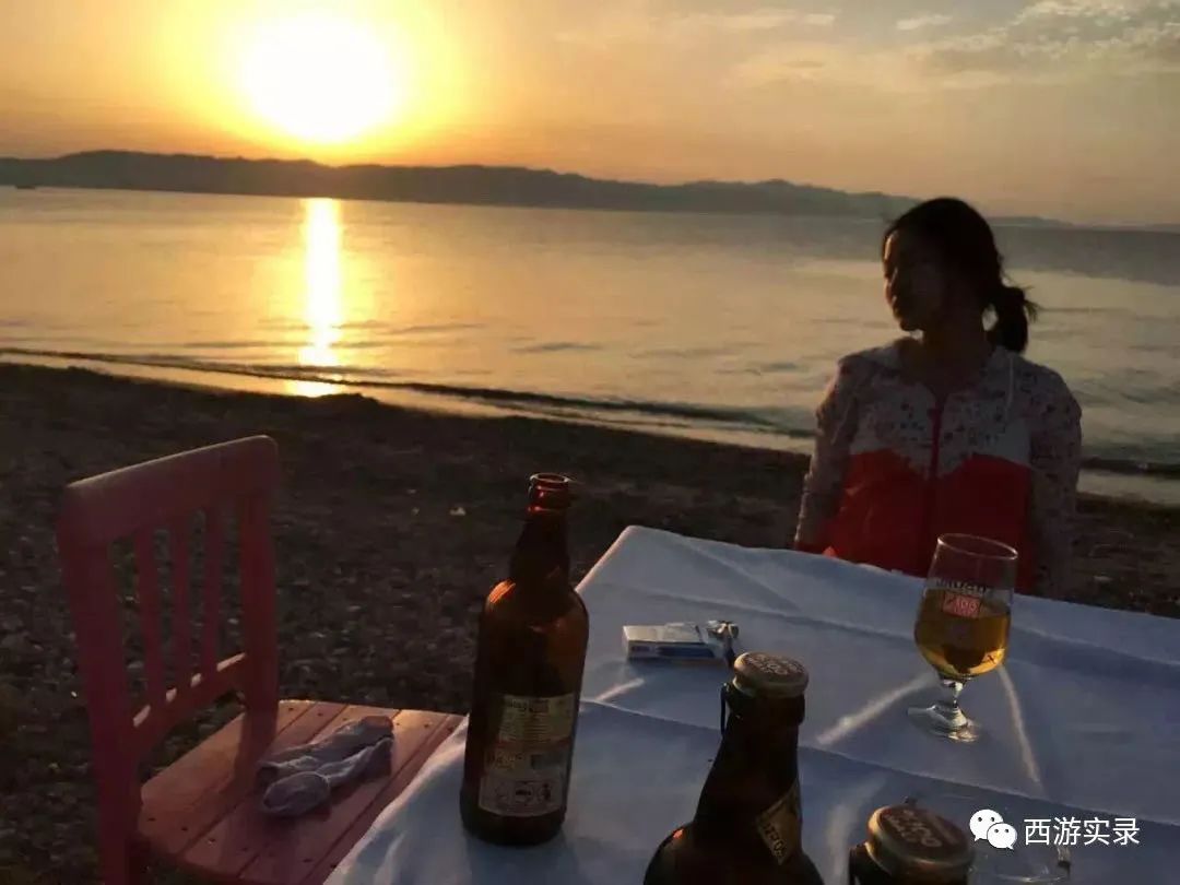 她和我从上海开车进中东后,爱上伊朗人就逃跑,还为他失恋和自杀