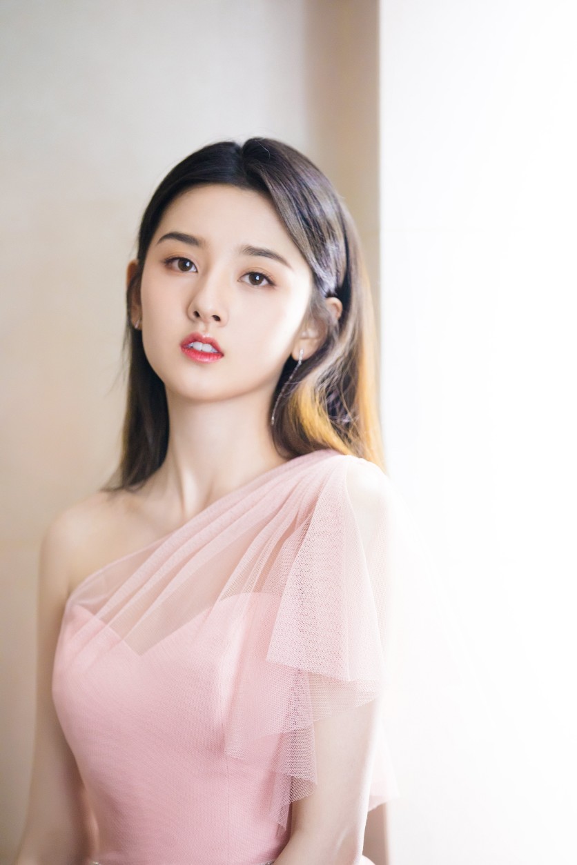 发际线靠前怎么披头发好看,发际线在前怎么扎头发