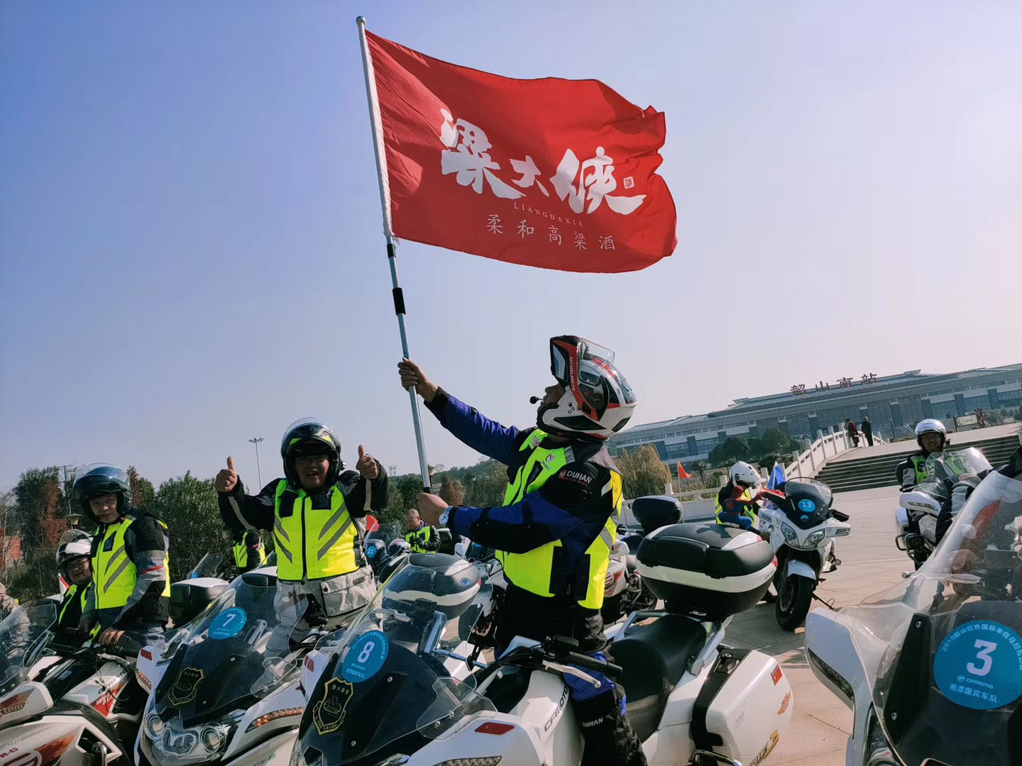 传统行业逆袭：喜茶、海底捞、粱大侠走红，年轻人到底在想什么？