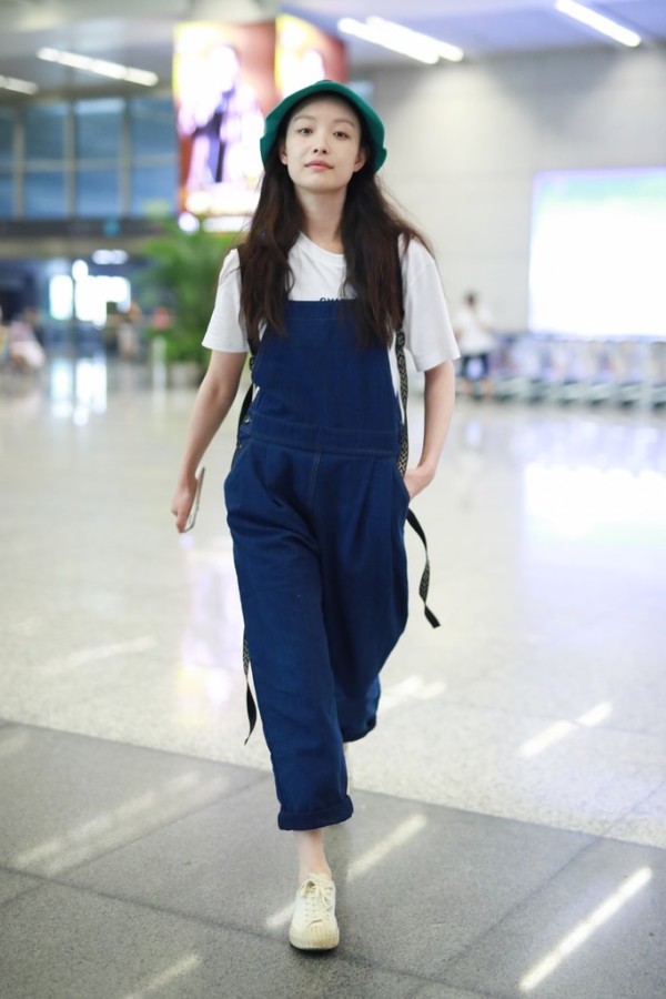 “牛油果色”已经失宠了，今年流行的是“宝蓝色”，嫩肤显气质