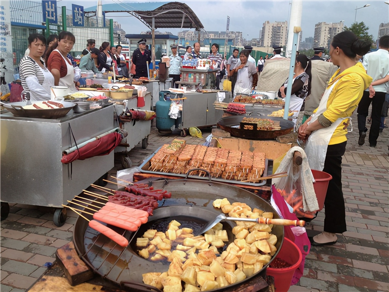 郎咸平一年收入多少,郎咸平月收入500万