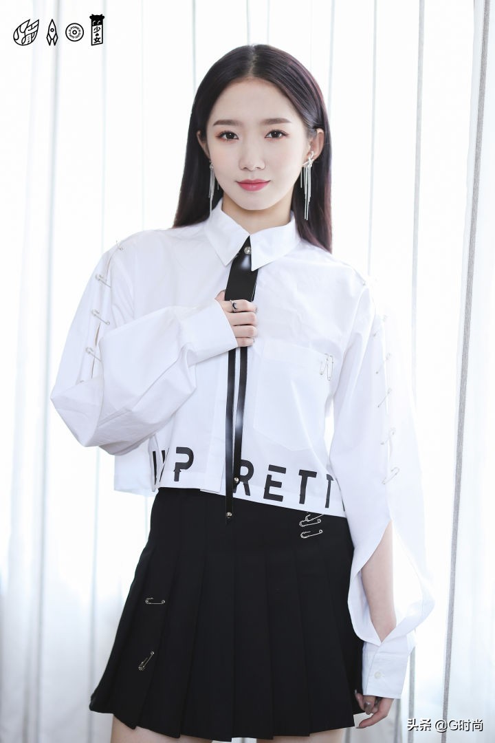 春季百褶短裙搭配不露腿,比较经典的百褶短裙搭配