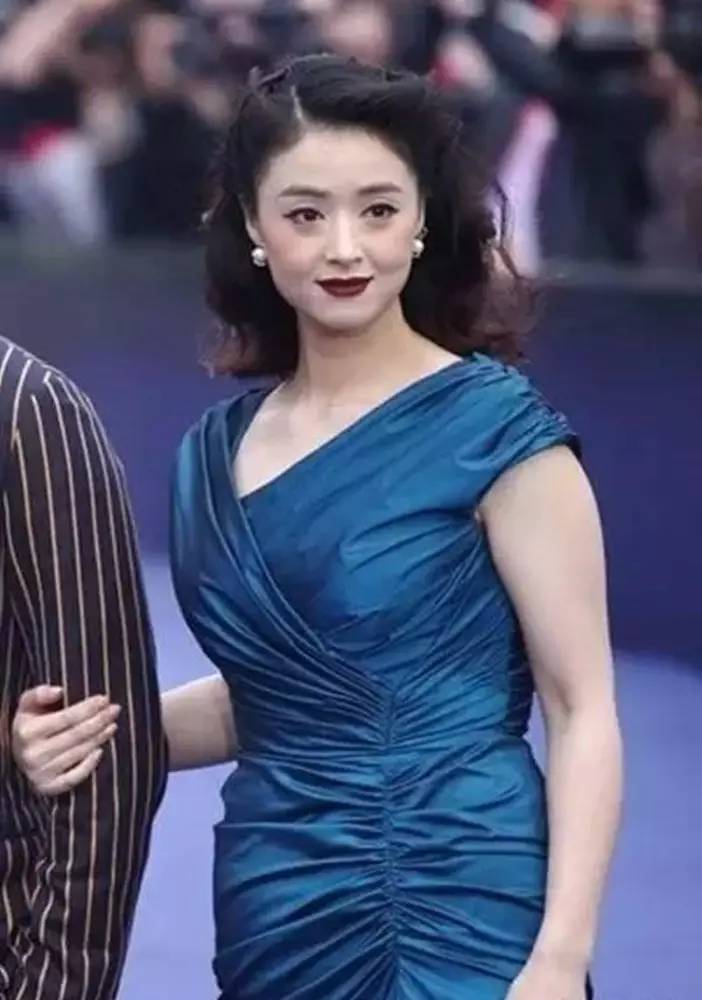 背厚手臂粗驼背穿衣搭配,后背宽厚穿衣不好看