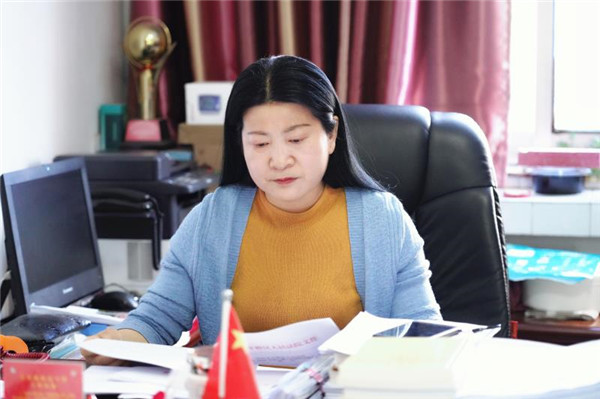 法院党建引领激发干警担当作为,政治引领立足岗位书写报国之志