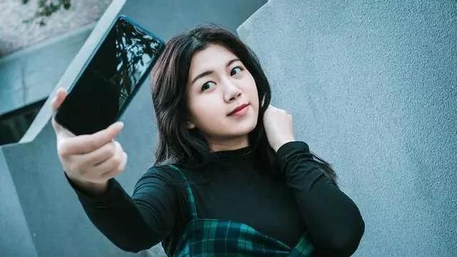 如何让自拍更好看,自拍怎么把人拍的很高大