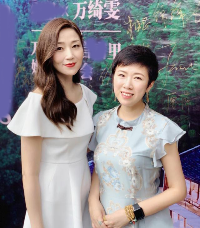 万绮雯长腿出席活动,万绮雯穿碎花裙图片