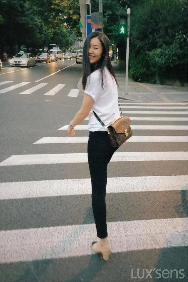 包包饰品拍照如何拍出高级感,出门旅游拍照百搭实用包包