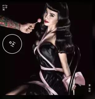 蔡依林的18年老粉儿,蔡依林一身红蓝