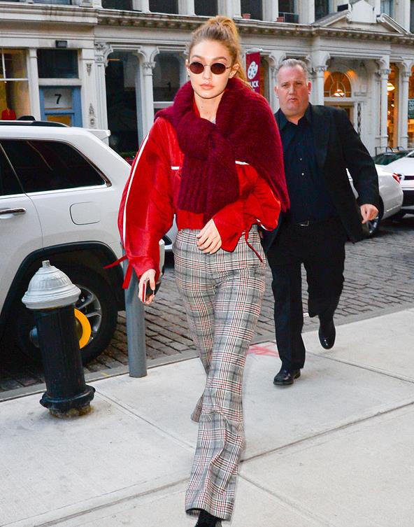 提升穿搭氛围感的秋冬围巾推荐,冬季红色羊绒围巾怎么搭配