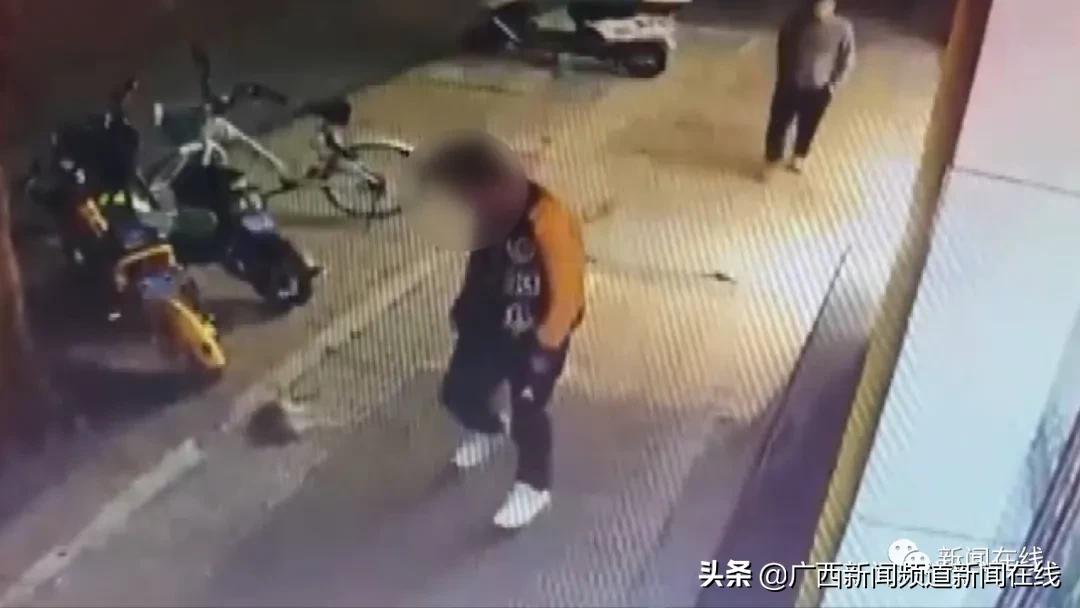 男子当街踢死小猫确认死亡后离开,广西男子一脚踢死小猫后续