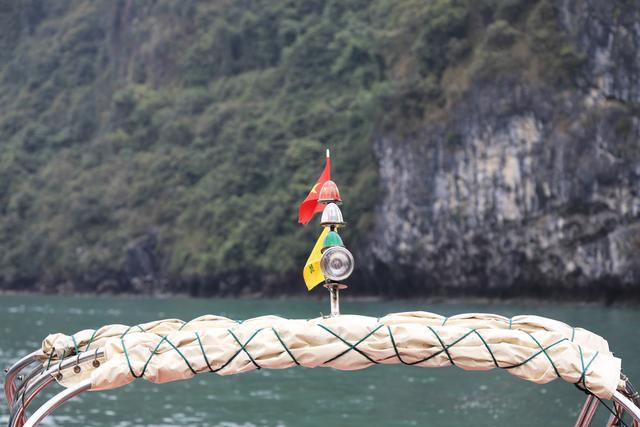 这里虽然风景如画人们生活的却很凄惨没日没夜的追着大船讨生活