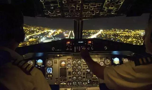 不要小瞧香港的满街老皇冠出租车，一台的士车牌够买5辆保时捷911