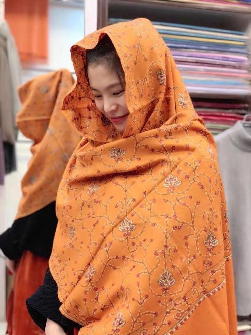 重庆姑娘去印度当主播，被当地小伙抢劫，疫情下仍不回国带货赚钱