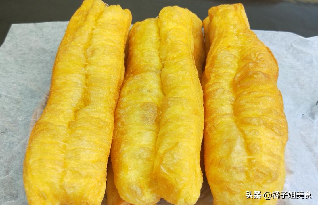 10分钟就搞定的油条做法,油条简单做法和配方的全过程