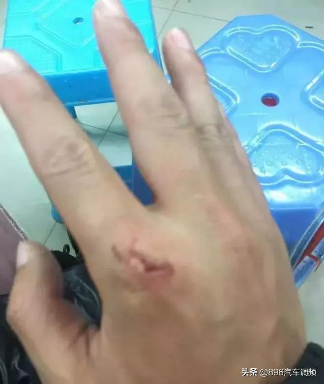 外卖小哥接到一个年轻女孩的订单,外卖小哥接到女生特殊订单