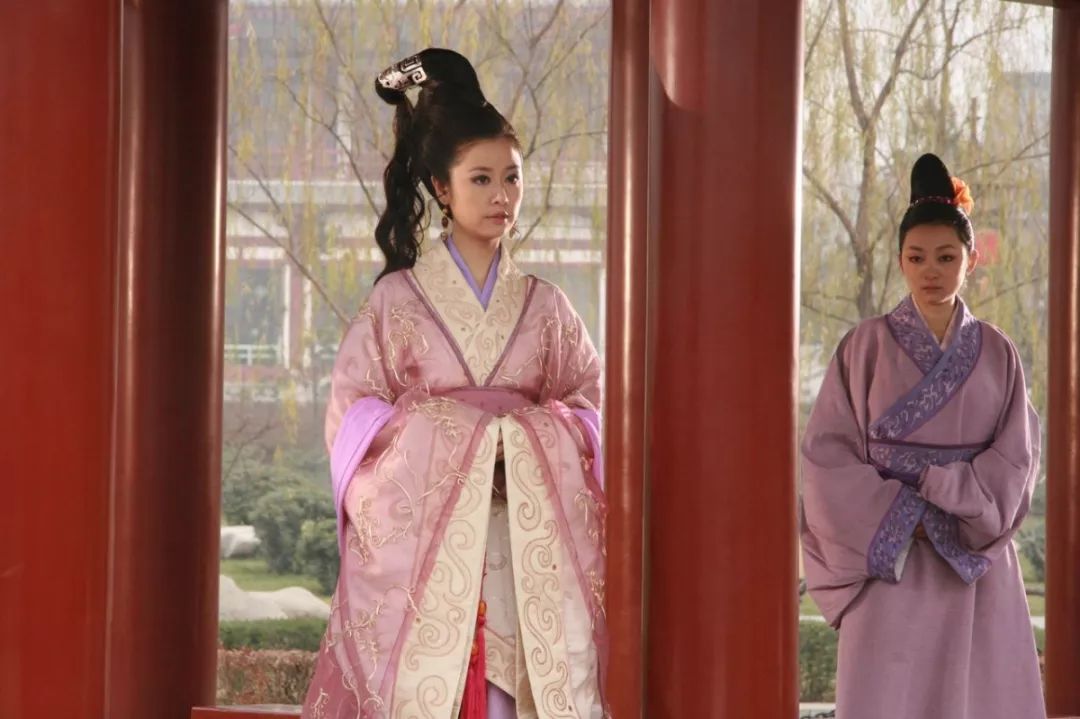 傅艺伟和温碧霞谁演妲己最好,温碧霞和王丽坤的妲己对比