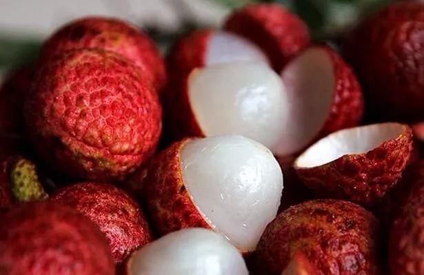 隔夜西瓜吃了娃发烧持续38度,小孩子吃西瓜会引起高烧吗